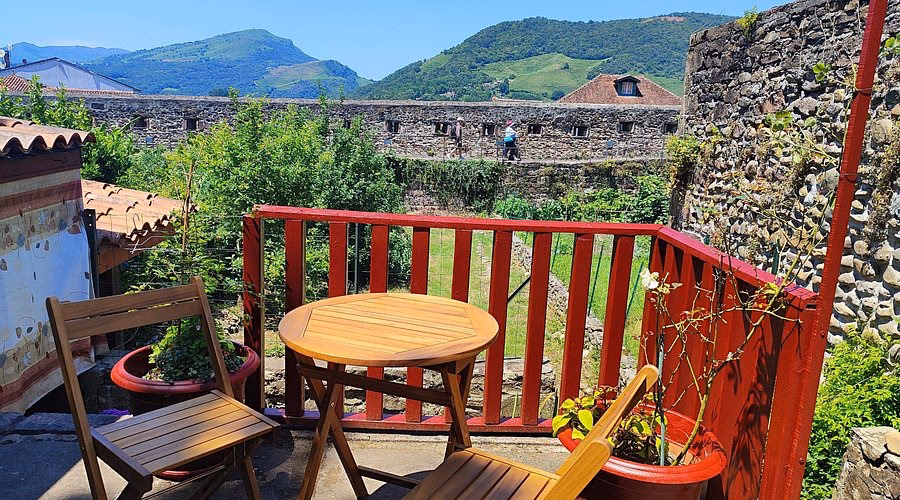Is there a continental breakfast at L'Auberge du Pèlerin - Saint-Jean-Pied-?