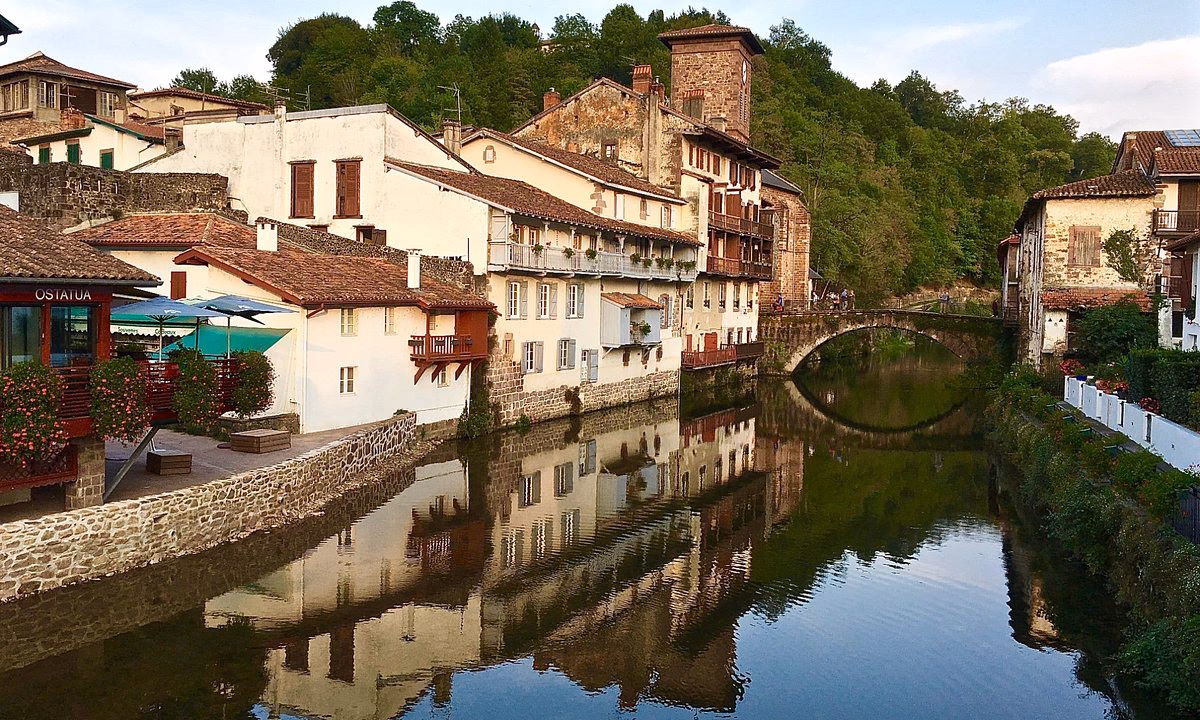 Is there a continental breakfast at L'Auberge du Pèlerin - Saint-Jean-Pied-?