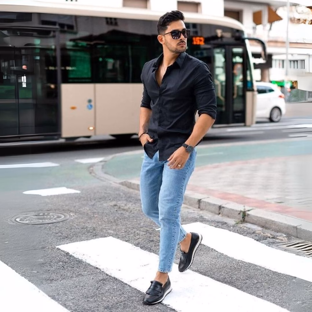 What color jeans go with black shirts?