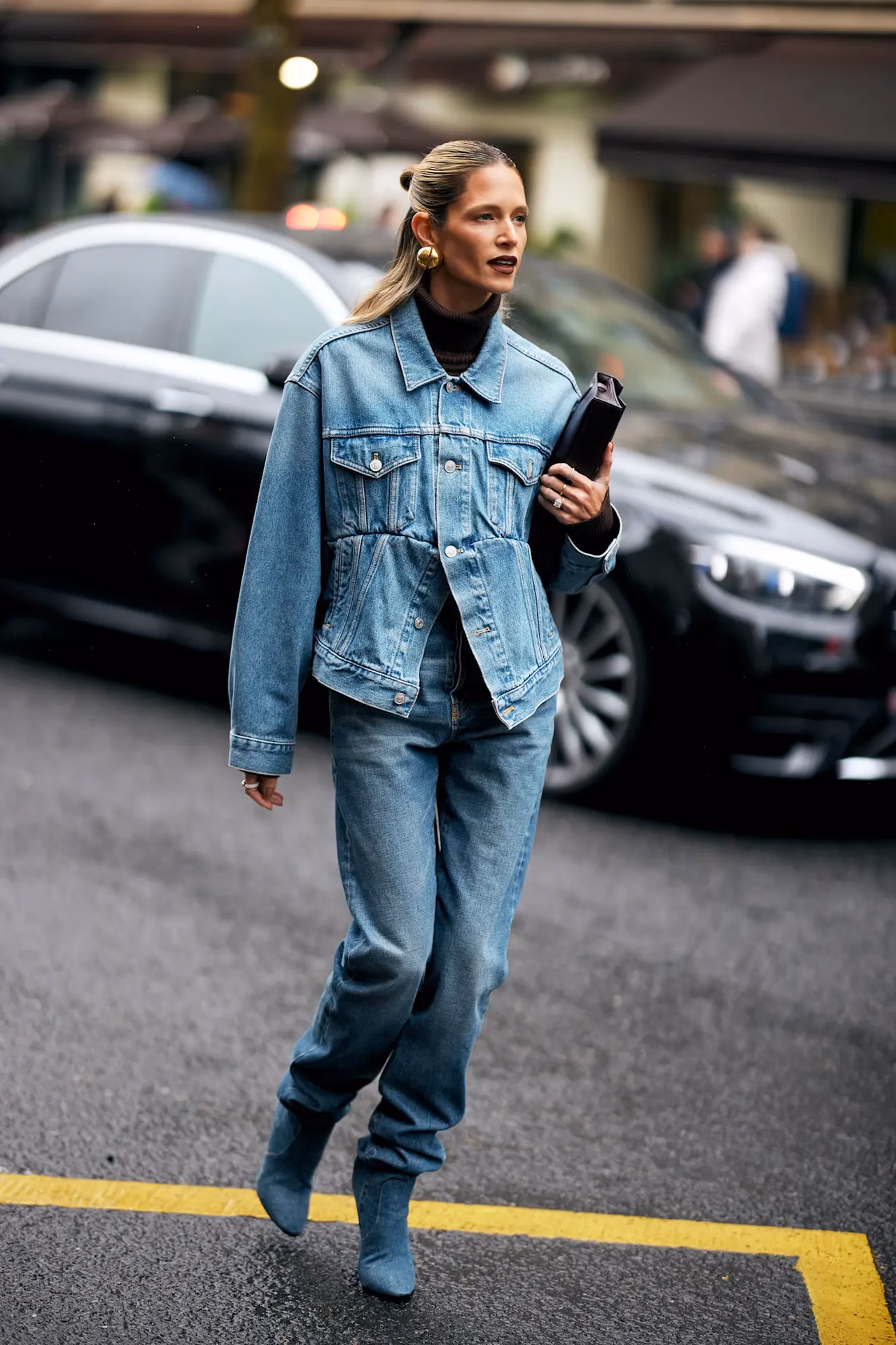What colors go with blue jeans?