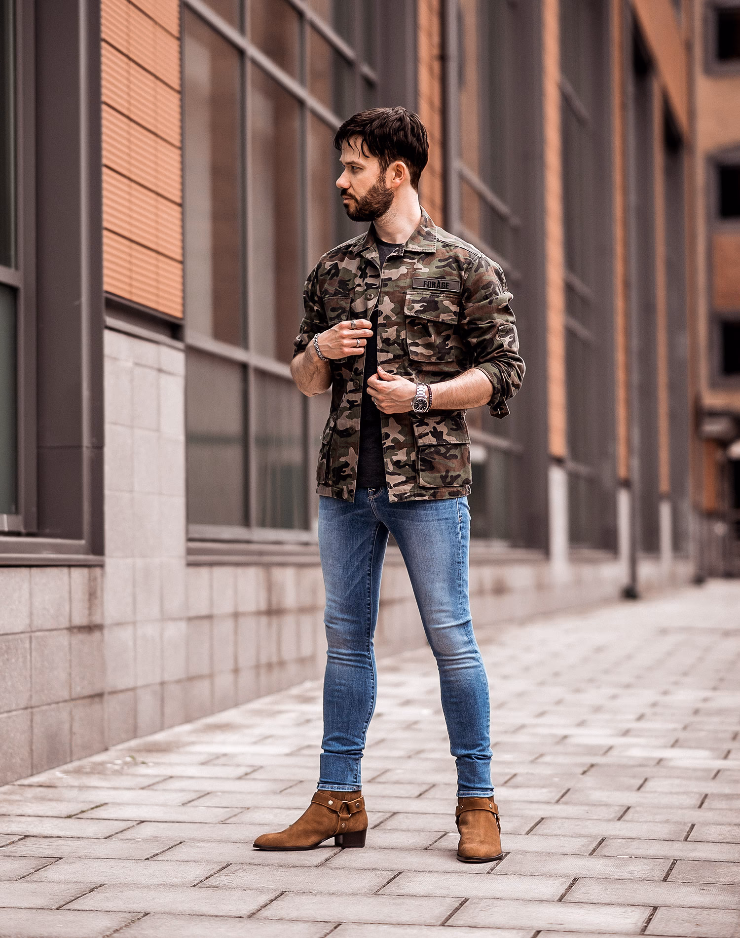 Can you wear a camo jacket with a T-shirt?