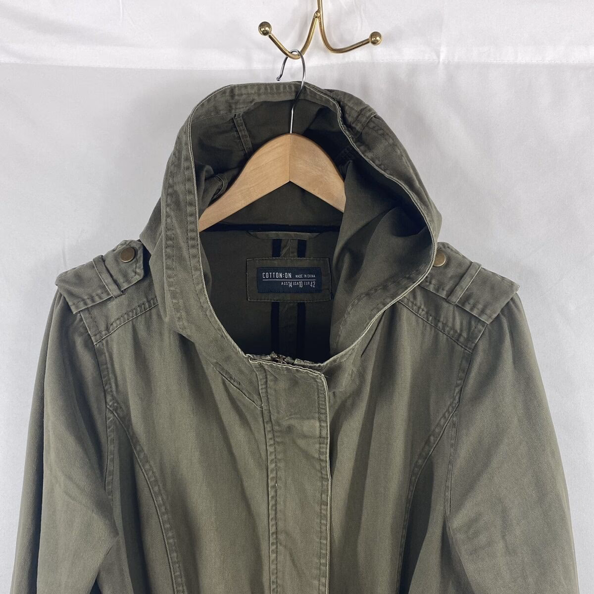What to wear with a green fleece jacket?