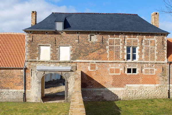 What can you discover at Ferme d'Hougoumont?