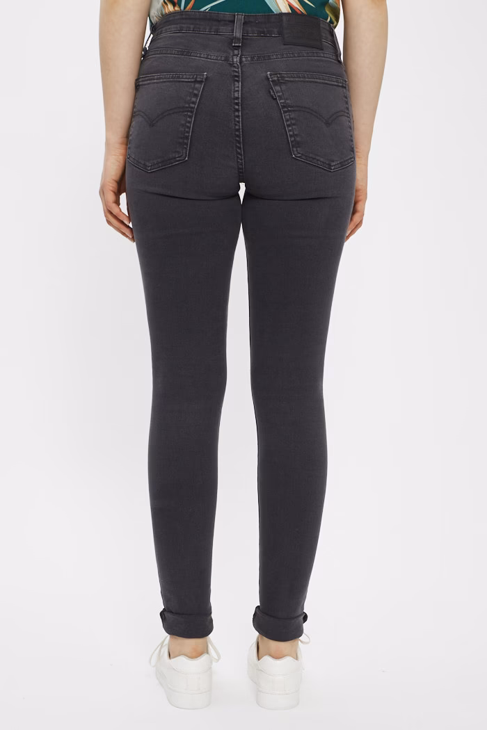 Comment porter des jeans slim Levi's® femme ?