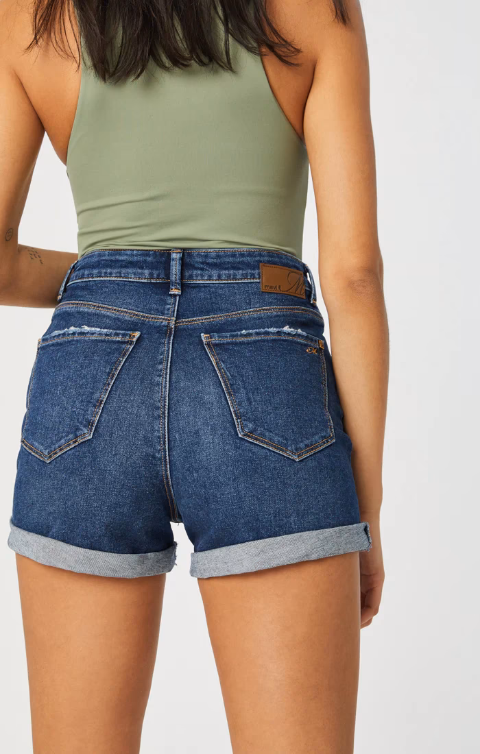 Can short women wear jeans?
