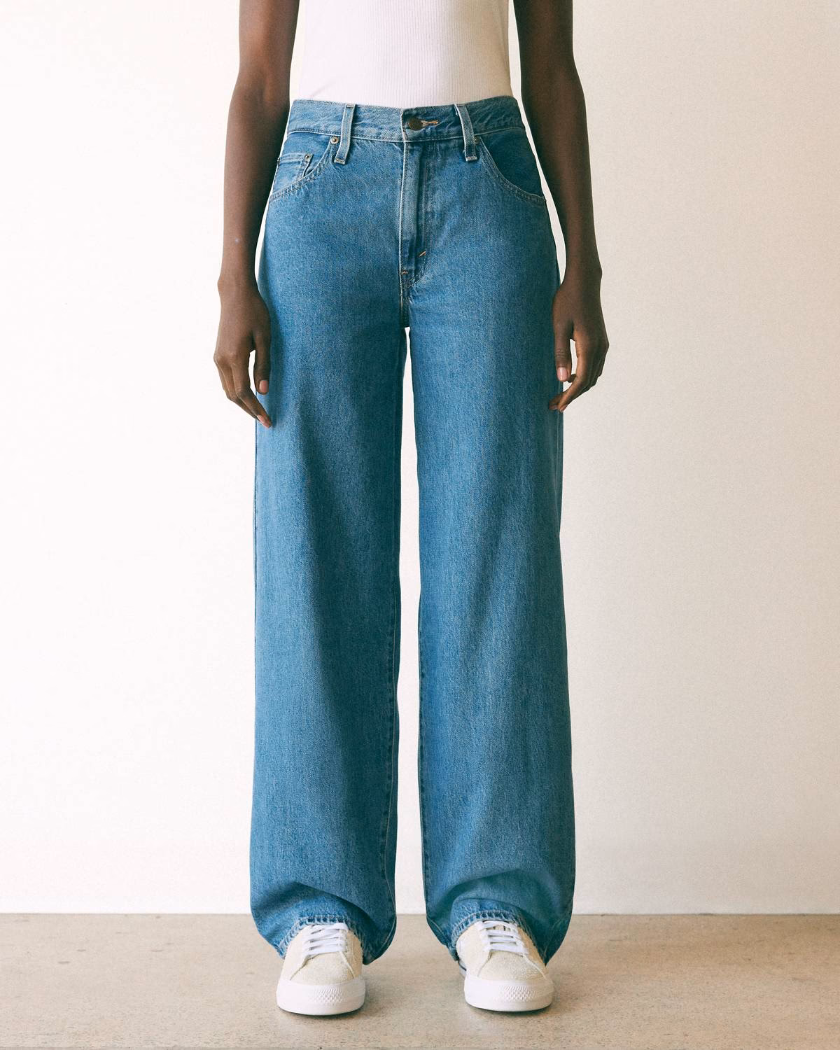 Was kann man mit einer schwarzen Jeans von Levi's kombinieren?