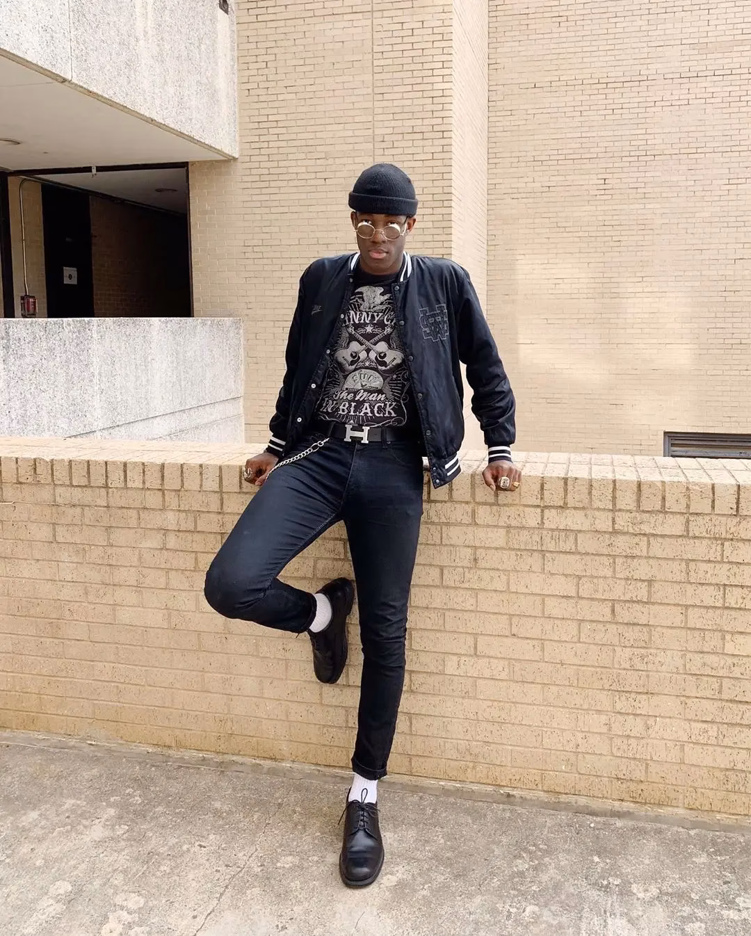 Can you wear a T-shirt with black jeans?