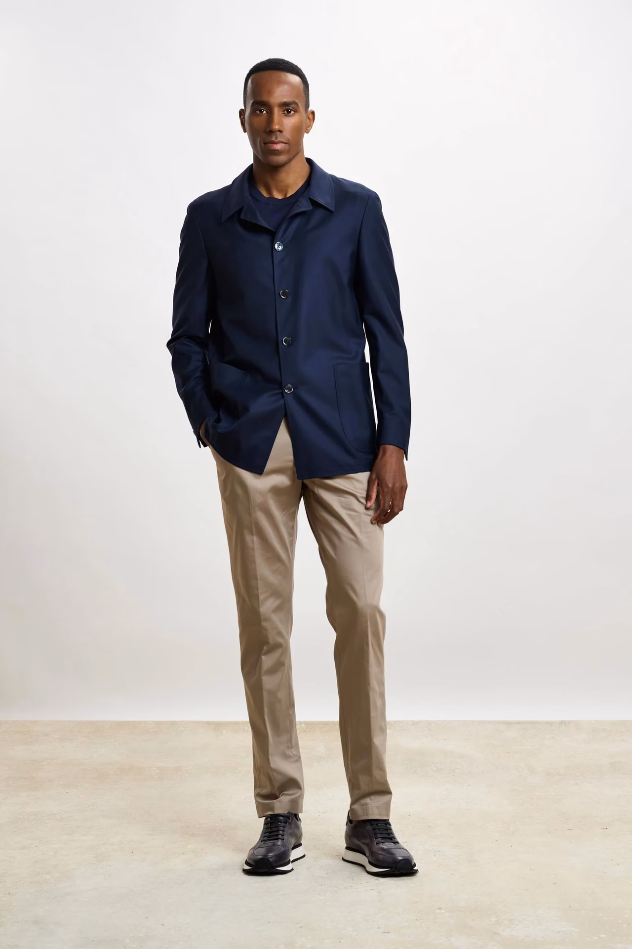 What should a man wear with a navy suit?