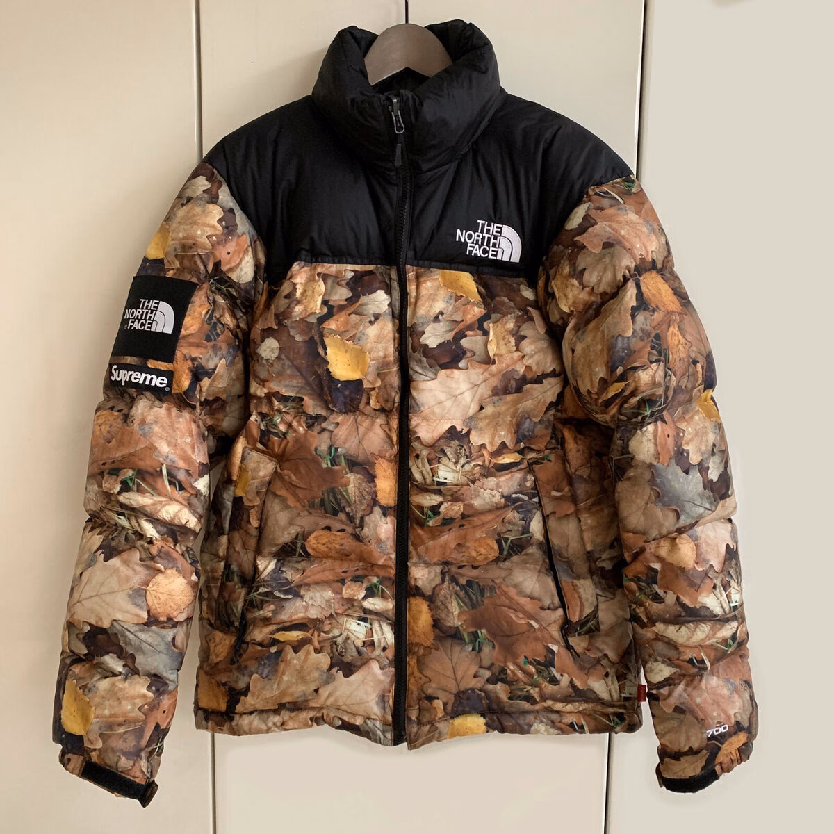 Does Supreme's have a 'leaves' pattern?