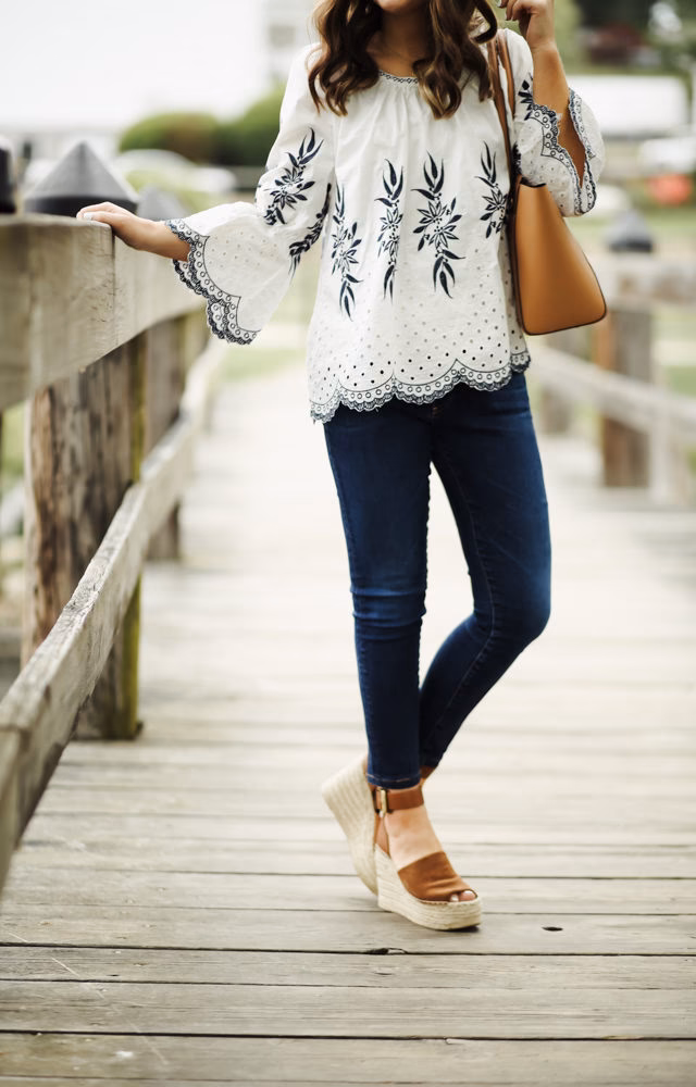 How to wear wedge sandals with jeans?